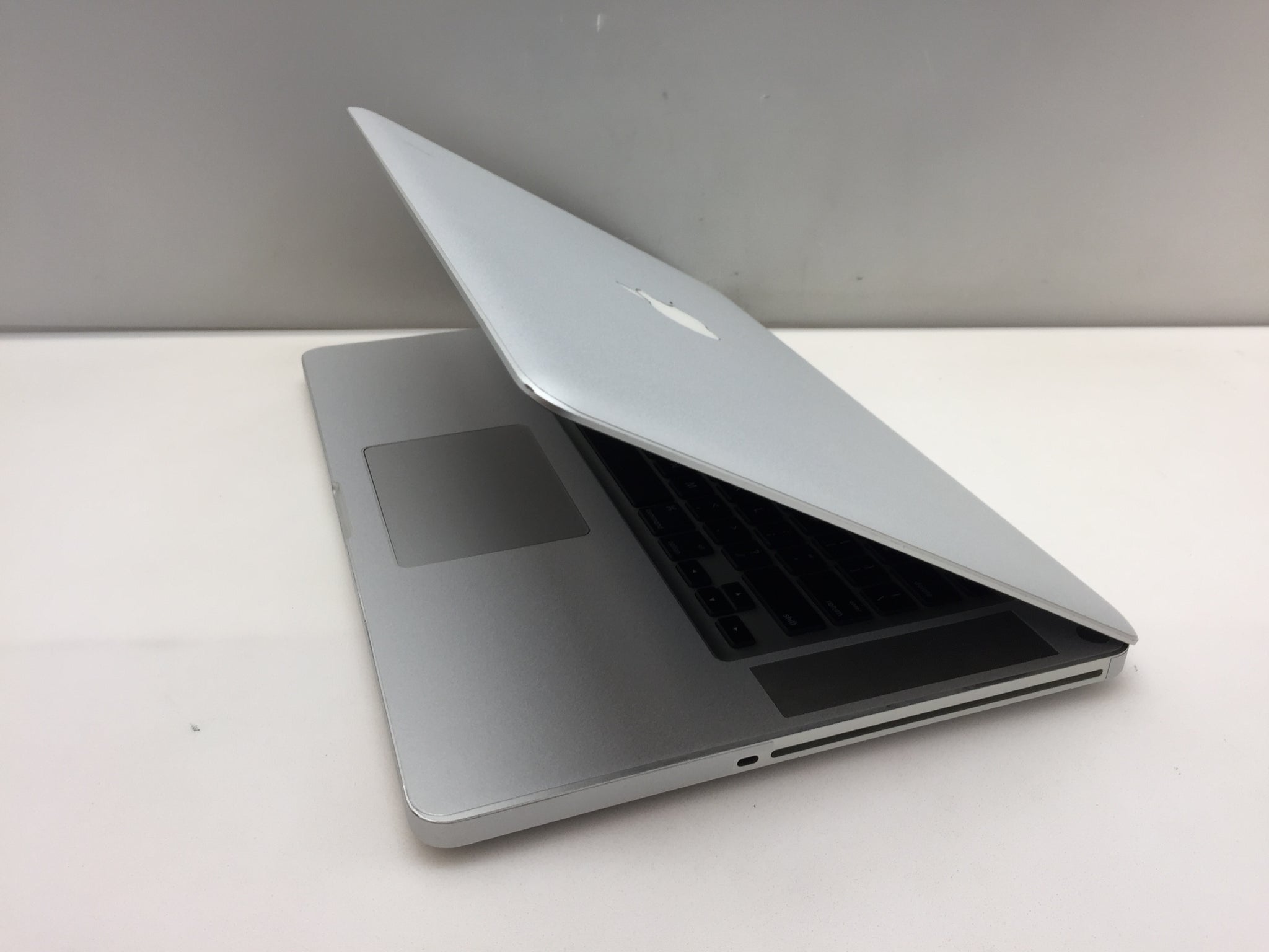 Apple MacBook Pro 2010 A1286シルバー Apple MacBook Pro A1286 Mid