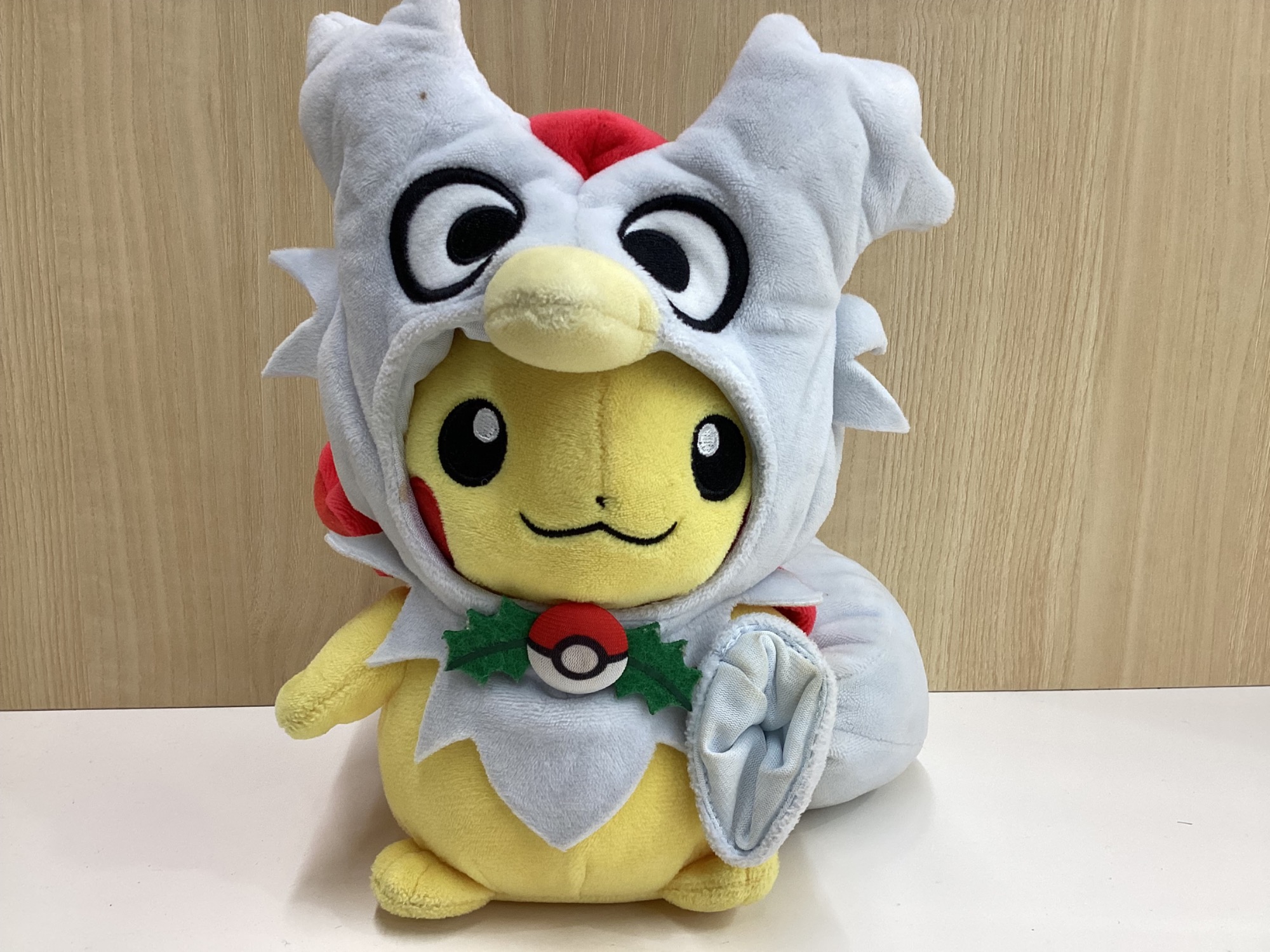 ポケモンセンター】デリバードのポンチョを着たピカチュウぬいぐるみが
