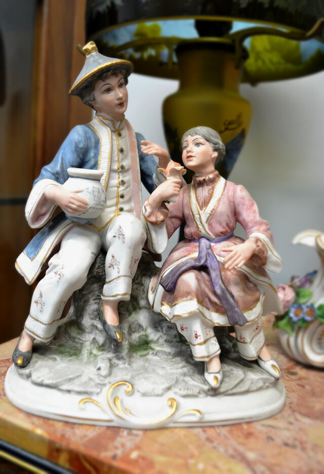 フィギュリン 民族衣装を着た二人 陶器製人形 | iichi 日々の暮らしを