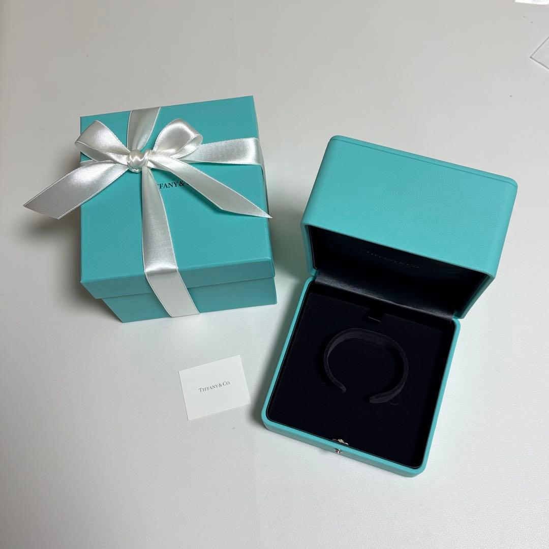 美品　ティファニー　バングルケース　空箱　ブレスレット　腕時計ケース　現行品 美品 ティファニー バングルケース 空箱 ブレスレット 腕時計ケース 現行品