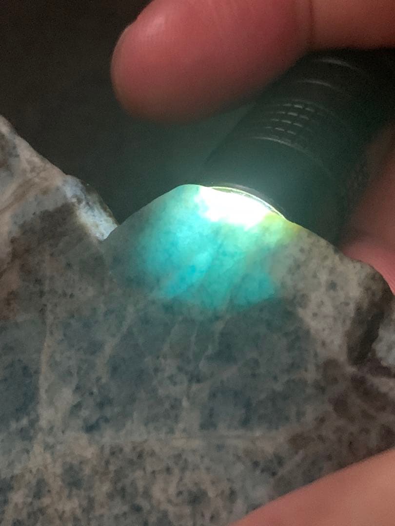 濃い青　糸魚川翡翠　入りコン沢原石　青ひすい　ヒスイ　国産鉱物　水石　根付　勾玉 糸魚川産硬玉翡翠