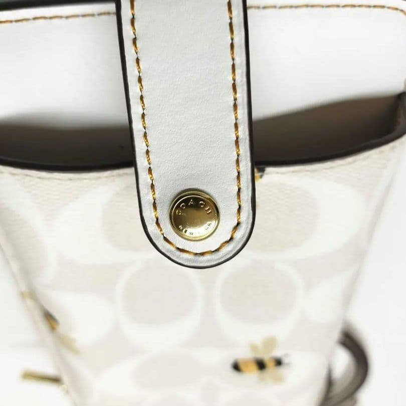 美品 COACH フォーンクロスボディ 蜂柄 スマホショルダー d27