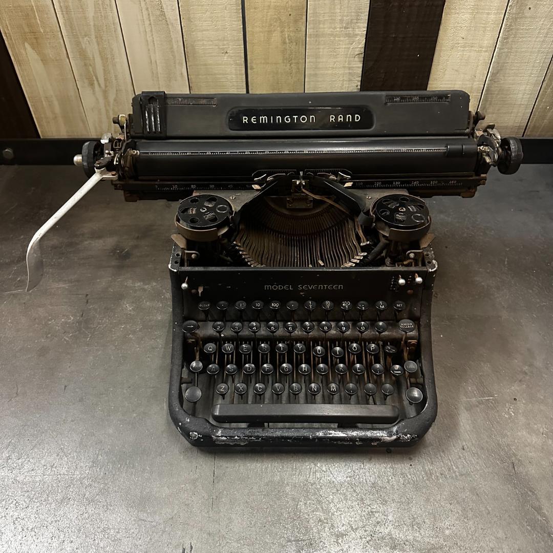 Remington Rand タイプライター Model Seventeen Just got my very first manual, a Remington Rand Model Seventeen
