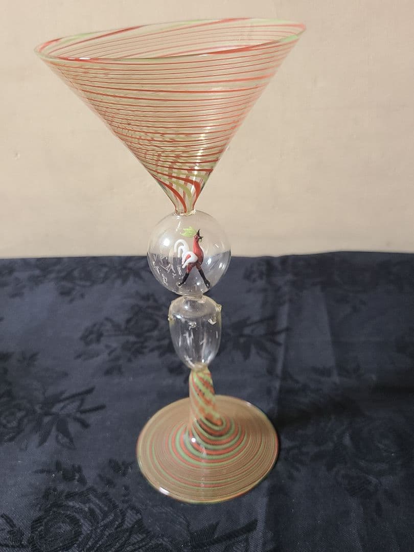 ビミニグラスワインまたはカクテルグラス赤のニワトリ ビミニグラスワインまたはカクテルグラス赤のニワトリ ビミニ