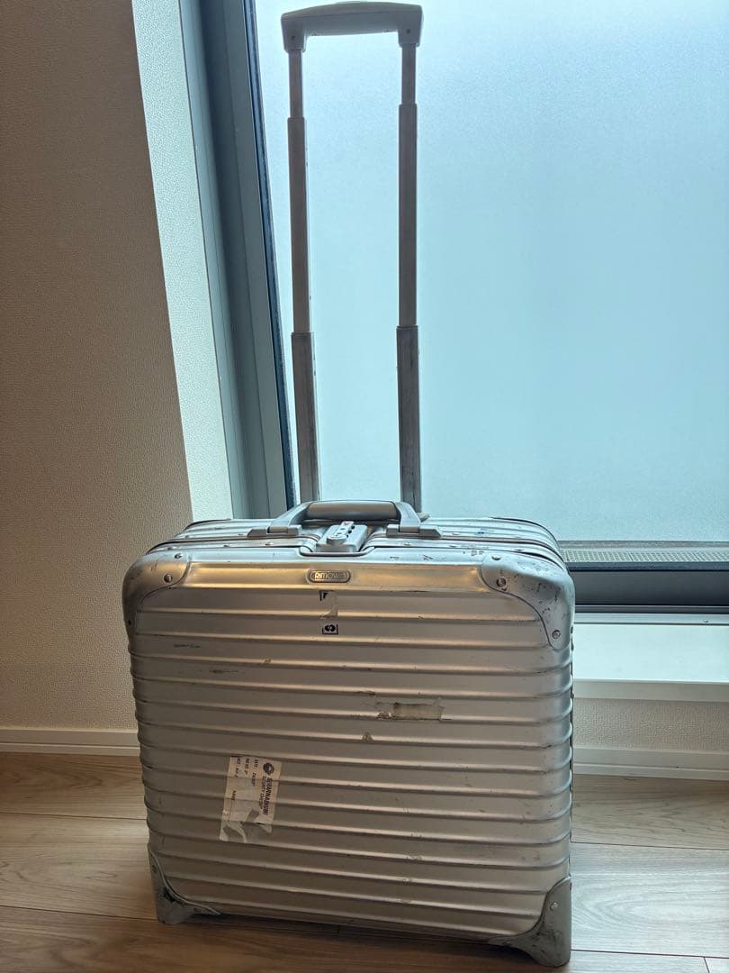 リモワ　シルバー　二輪スーツケース　機内持込可 RIMOWA シルバー リモワ キャリーケース 二輪 シルバー 機内持ち込み可