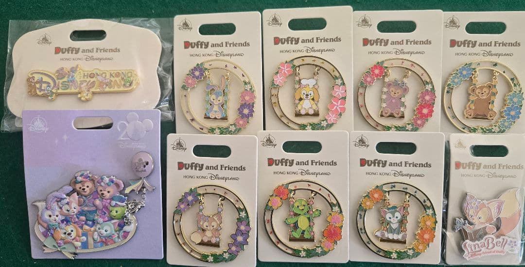 【新品未使用】香港ディズニーDuffy and Friends ピンバッジ 新品】香港ディズニー 20周年 ミステリーピン ダッフィー シェリーメイ